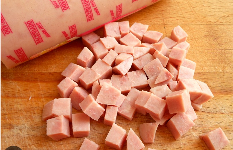 ENSALADA DE TOMATE CON LECHUGA Y CEBOLLA CON FIAMBRE DE PAVO Y PATATA COCIDA